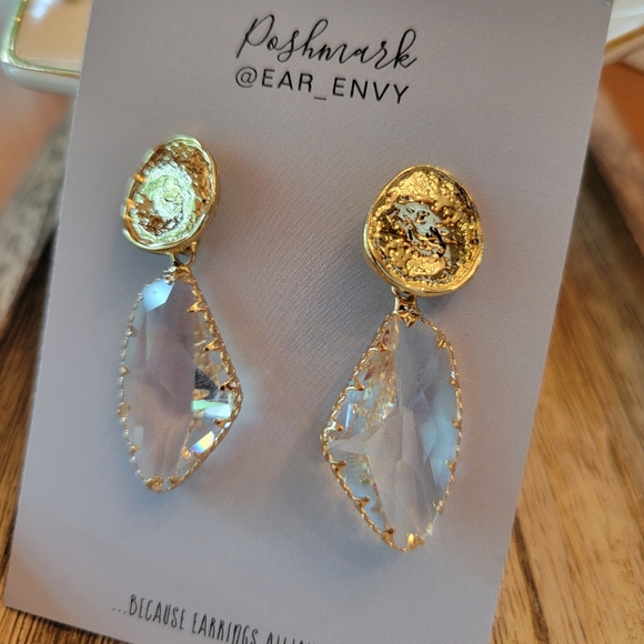 💥LAST ONE💥High Shimmer Faceted Crystal Style Drop Hammered Gold Earrings - Picture 5 of 8